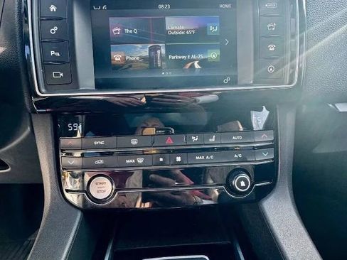 Used 2018 Jaguar F-PACE Prestige image 12
