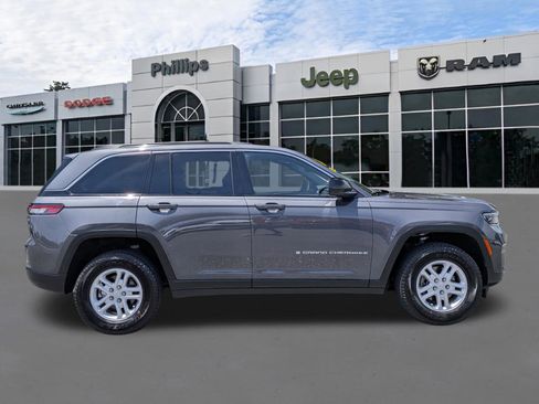 Certified 2024 Jeep Grand Cherokee Laredo w/ Trailer Tow Package AWD/4WD image 2