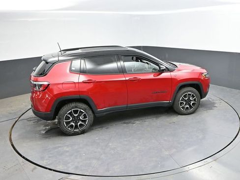 Used 2025 Jeep Compass Trailhawk AWD/4WD image 36