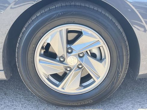 Certified 2024 Hyundai Elantra SE image 9