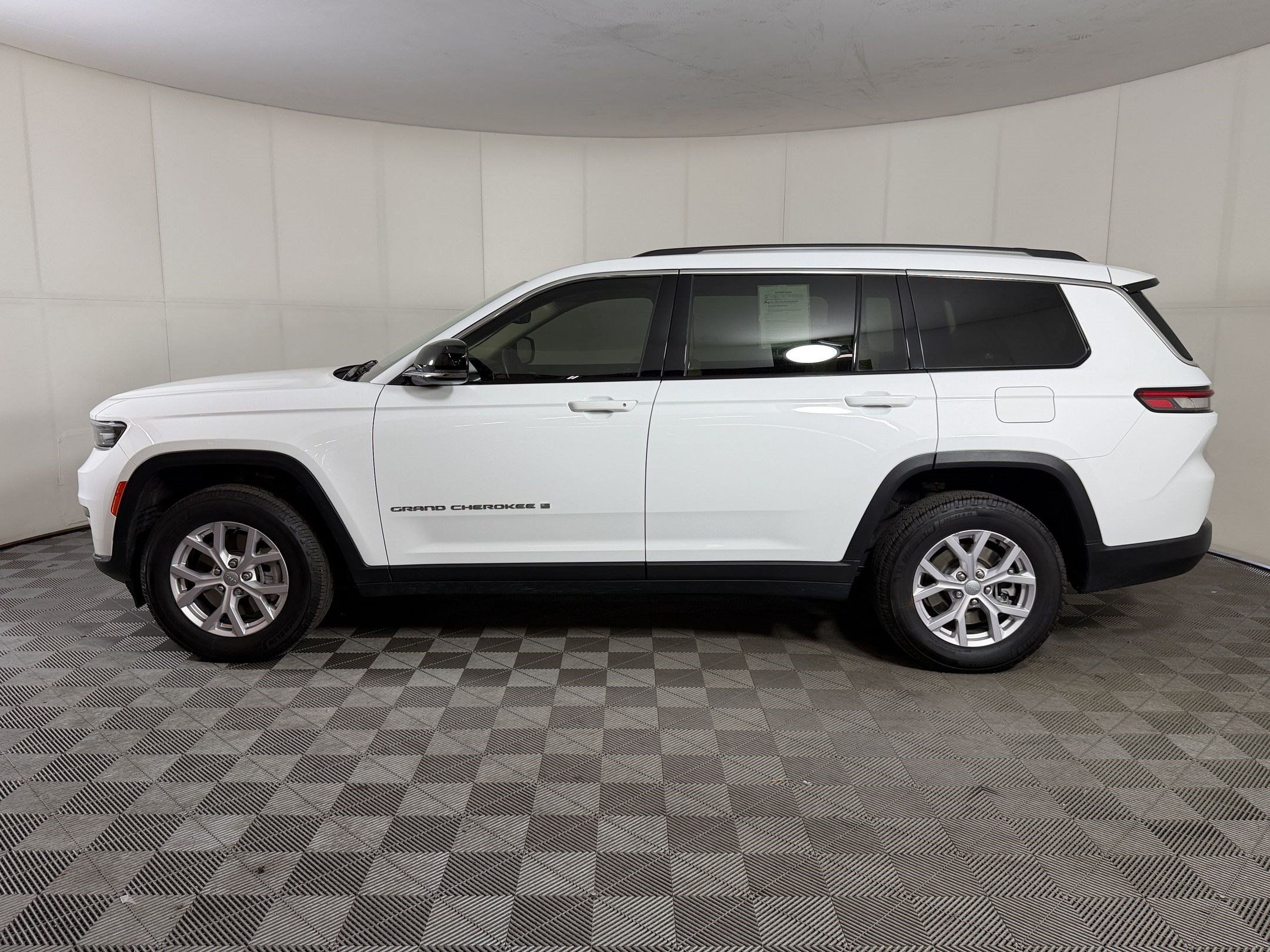 Used 2021 Jeep Grand Cherokee L Limited AWD/4WD image 2