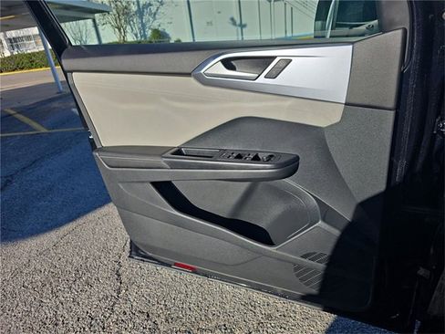 Used 2025 Volkswagen Taos SE w/ Panoramic Sunroof Package image 13