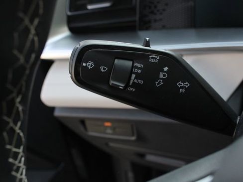 Used 2025 Volkswagen Tiguan SE FWD image 12