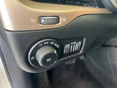 Used 2016 Jeep Cherokee Latitude w/ Cold Weather Group AWD/4WD image 48
