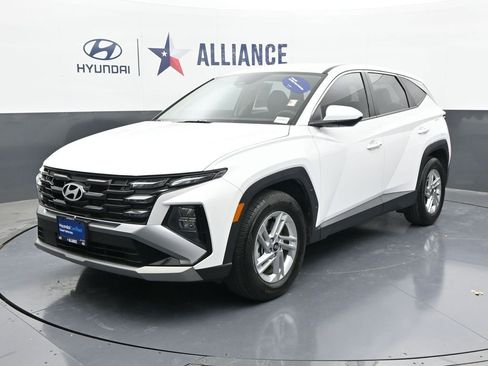 Certified 2025 Hyundai Tucson SE image 1