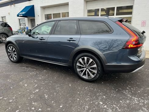 Used 2022 Volvo V90 B6 Cross Country image 2