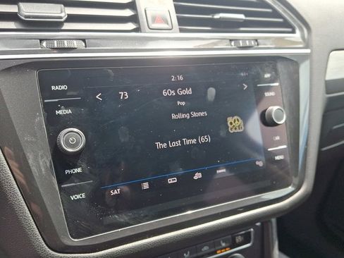 Used 2018 Volkswagen Tiguan SE w/ 18" Alloy Wheels Package FWD image 16