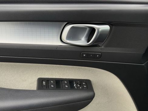 Used 2020 Volvo XC40 T5 Momentum w/ Protection Package Premier image 25