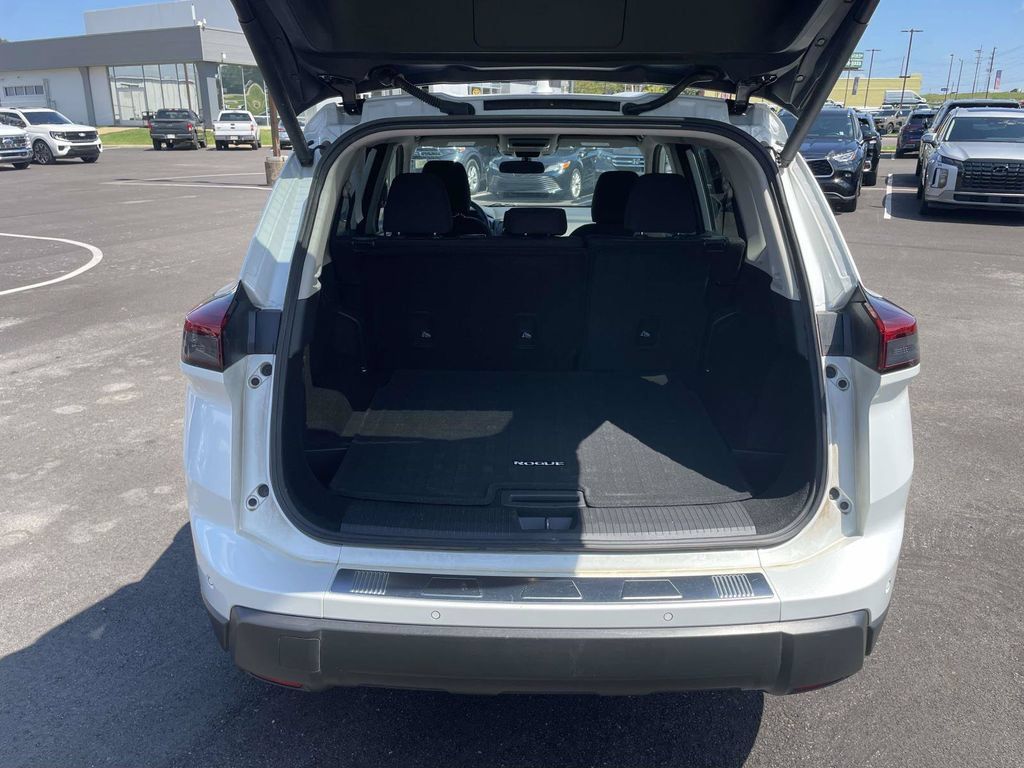 Used 2025 Nissan Rogue SV FWD image 10