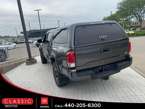 Used 2017 Toyota Tacoma TRD Off-Road AWD/4WD image 3