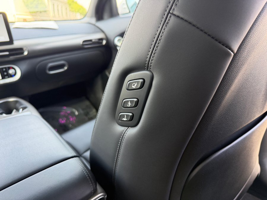 Used 2024 Genesis GV60 RWD image 46