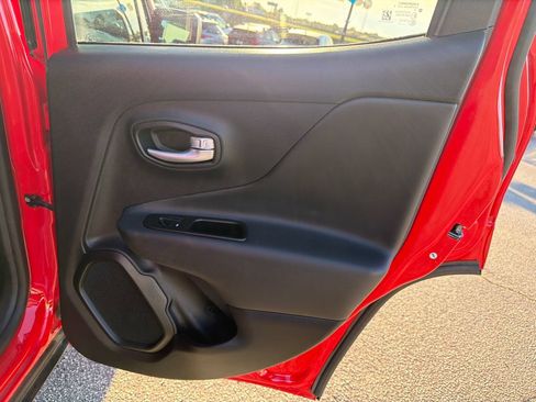 Used 2023 Jeep Renegade Latitude AWD/4WD image 16