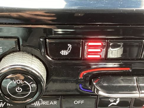 Used 2022 Jeep Grand Cherokee Limited image 6