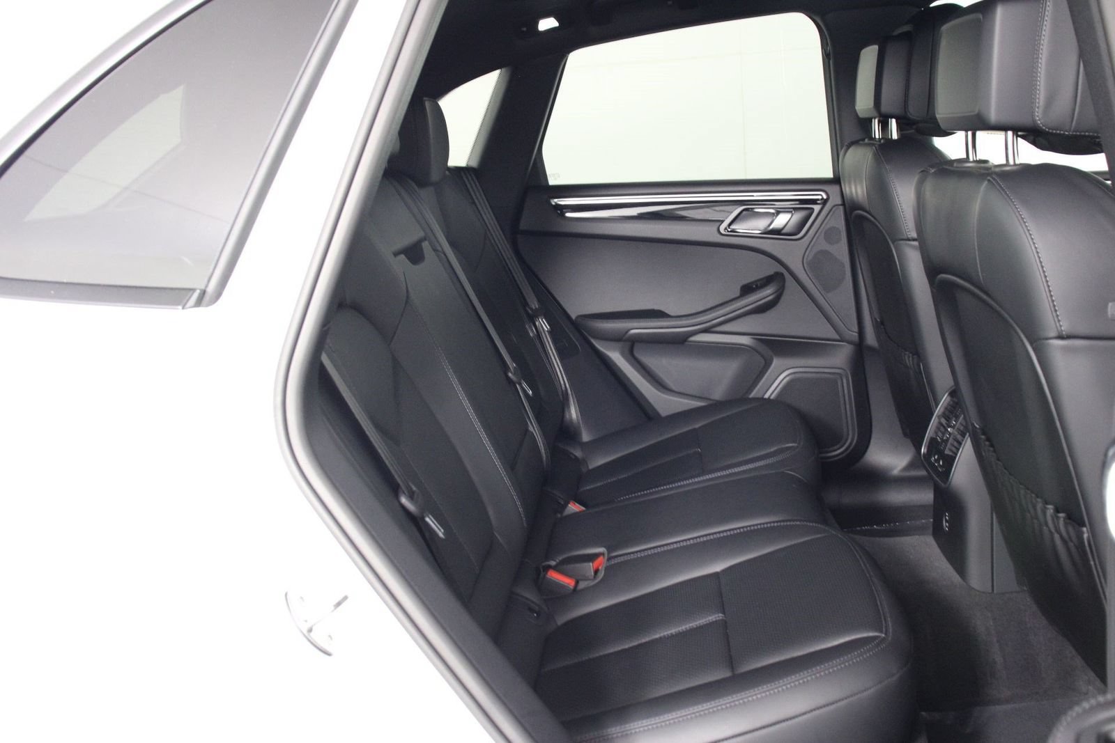 Certified 2026 Porsche Macan AWD/4WD image 32