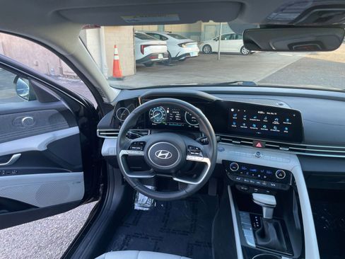 Used 2025 Hyundai Elantra Limited image 34