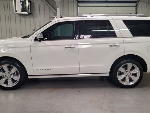 Used 2023 Ford Expedition Platinum image 3