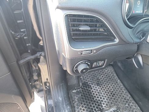 Used 2020 Jeep Cherokee Latitude Plus w/ Cold Weather Group image 27