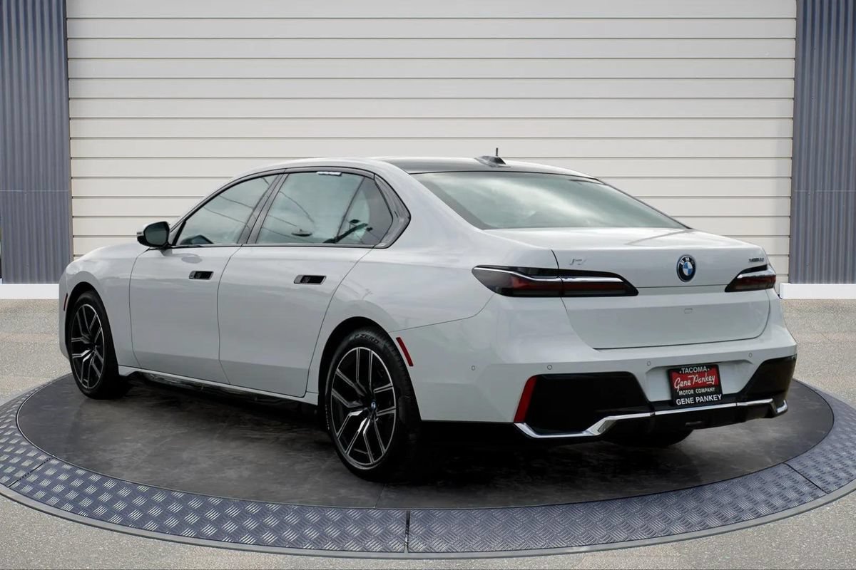 Used 2023 BMW i7 xDrive60 w/ Executive Package 2 AWD/4WD image 5