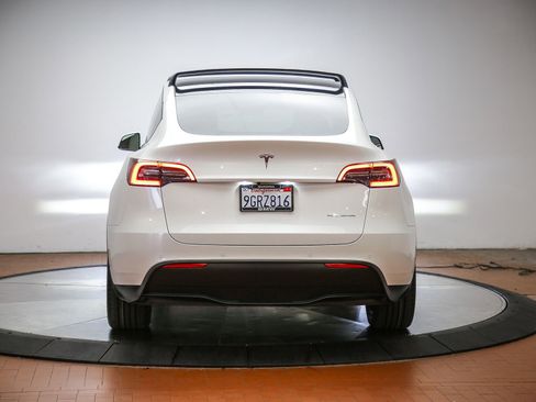 Used 2021 Tesla Model Y Long Range AWD/4WD image 3