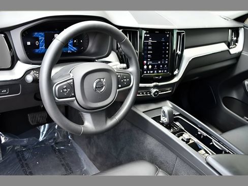Certified 2023 Volvo XC60 B5 Core w/ Climate Package AWD/4WD image 13
