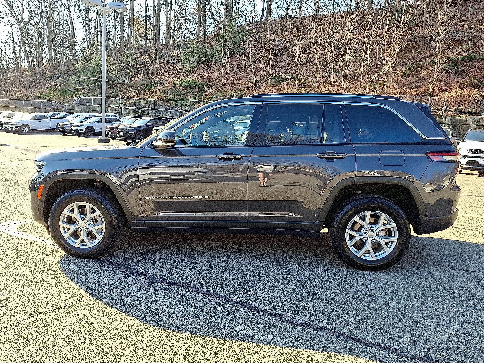 Certified 2023 Jeep Grand Cherokee Limited AWD/4WD image 4