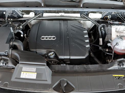 Used 2024 Audi Q5 2.0T Premium w/ Convenience Package image 4