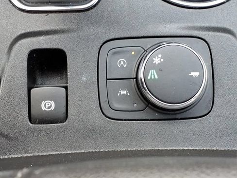 Used 2023 Chevrolet Traverse LT FWD image 21