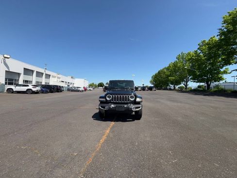 Used 2025 Jeep Wrangler Unlimited Sahara AWD/4WD image 16