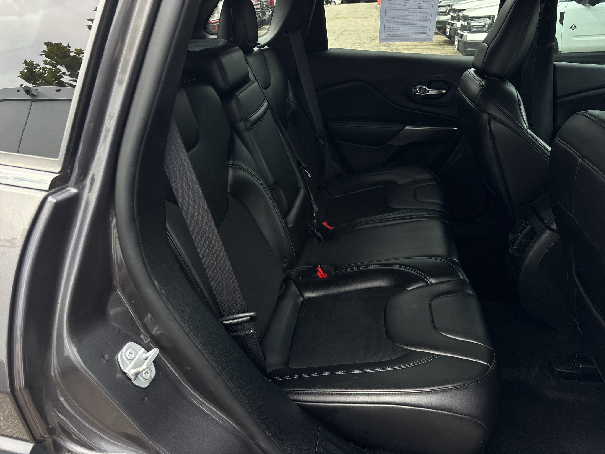 Used 2019 Jeep Cherokee Latitude Plus w/ Comfort/Convenience Group FWD image 8