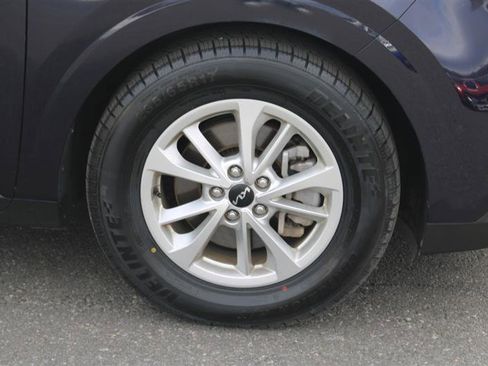 Used 2022 Kia Carnival LX image 10