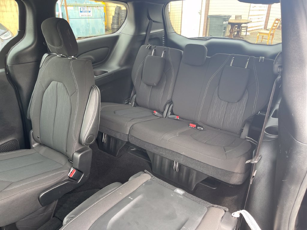 Used 2024 Chrysler Pacifica Touring FWD image 18