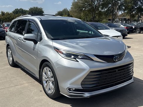 Used 2022 Toyota Sienna Platinum FWD image 1