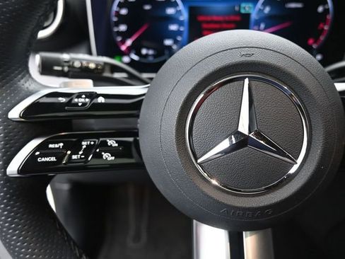 Used 2024 Mercedes-Benz GLC 300 4MATIC image 15