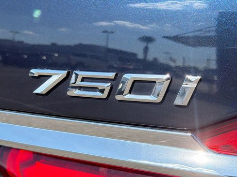 Used 2016 BMW 750i image 11