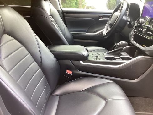 Used 2023 Toyota Highlander XLE AWD/4WD image 4