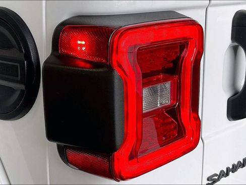 Used 2025 Jeep Wrangler Unlimited Sahara AWD/4WD image 17