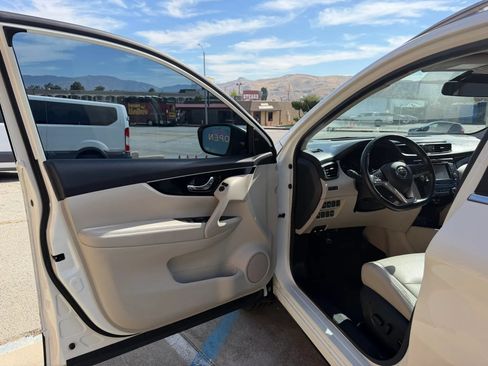 Used 2018 Nissan Rogue Sport SL w/ SL Premium Package FWD image 9