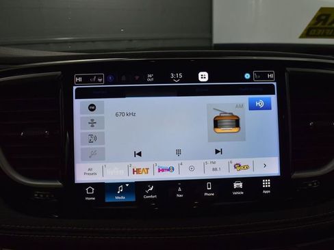Used 2023 Chrysler Pacifica Limited FWD image 23
