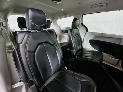 Used 2022 Chrysler Pacifica Touring-L w/ Uconnect Theater Family Group FWD image 28