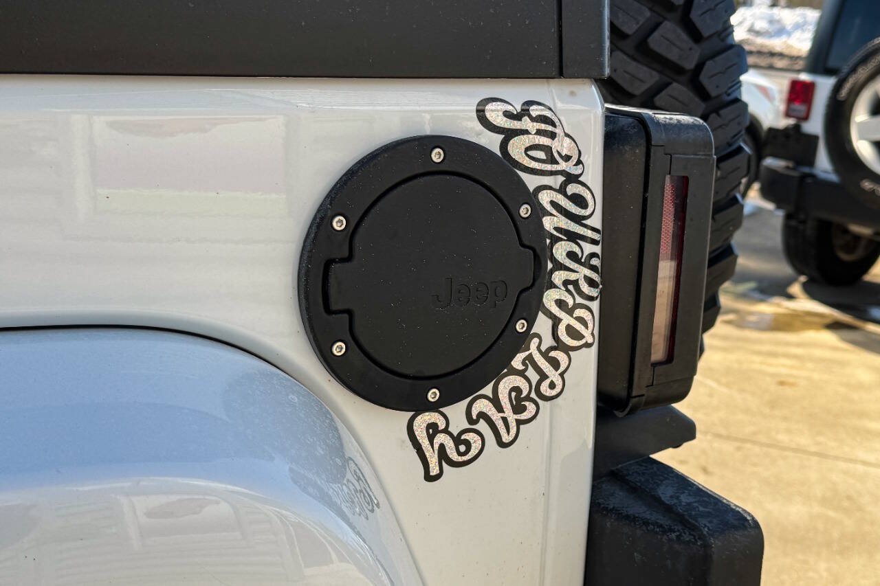 Used 2014 Jeep Wrangler Unlimited Sahara w/ Dual Top Group AWD/4WD image 26