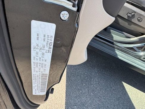 Used 2016 Chrysler Town & Country Touring image 25