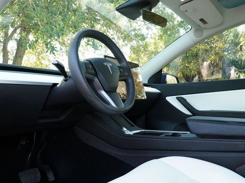 Used 2021 Tesla Model Y Long Range image 14