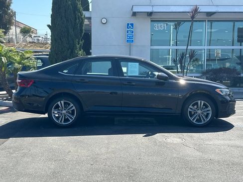 Used 2023 Volkswagen Jetta SE FWD image 3