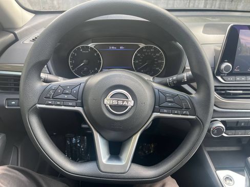 Used 2025 Nissan Altima 2.5 SV FWD image 28