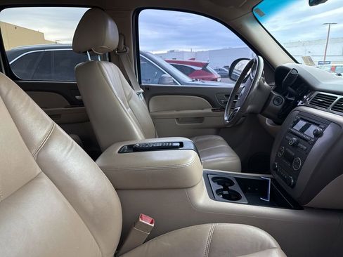 Used 2011 GMC Yukon XL SLT w/ SLT-2 Equipment Package image 3