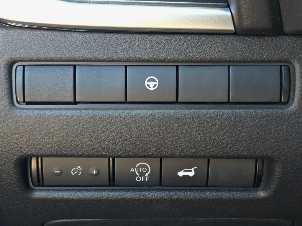 Used 2025 Nissan Rogue SV AWD/4WD image 29