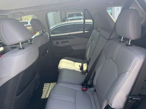 Used 2023 Honda Pilot Touring image 8