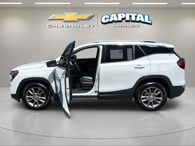Used 2024 GMC Terrain SLT AWD/4WD image 3