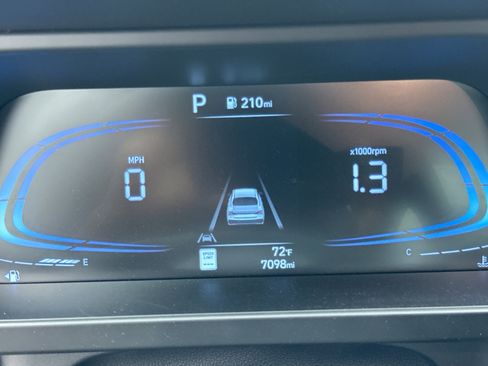 Used 2025 Hyundai Elantra Sport image 9