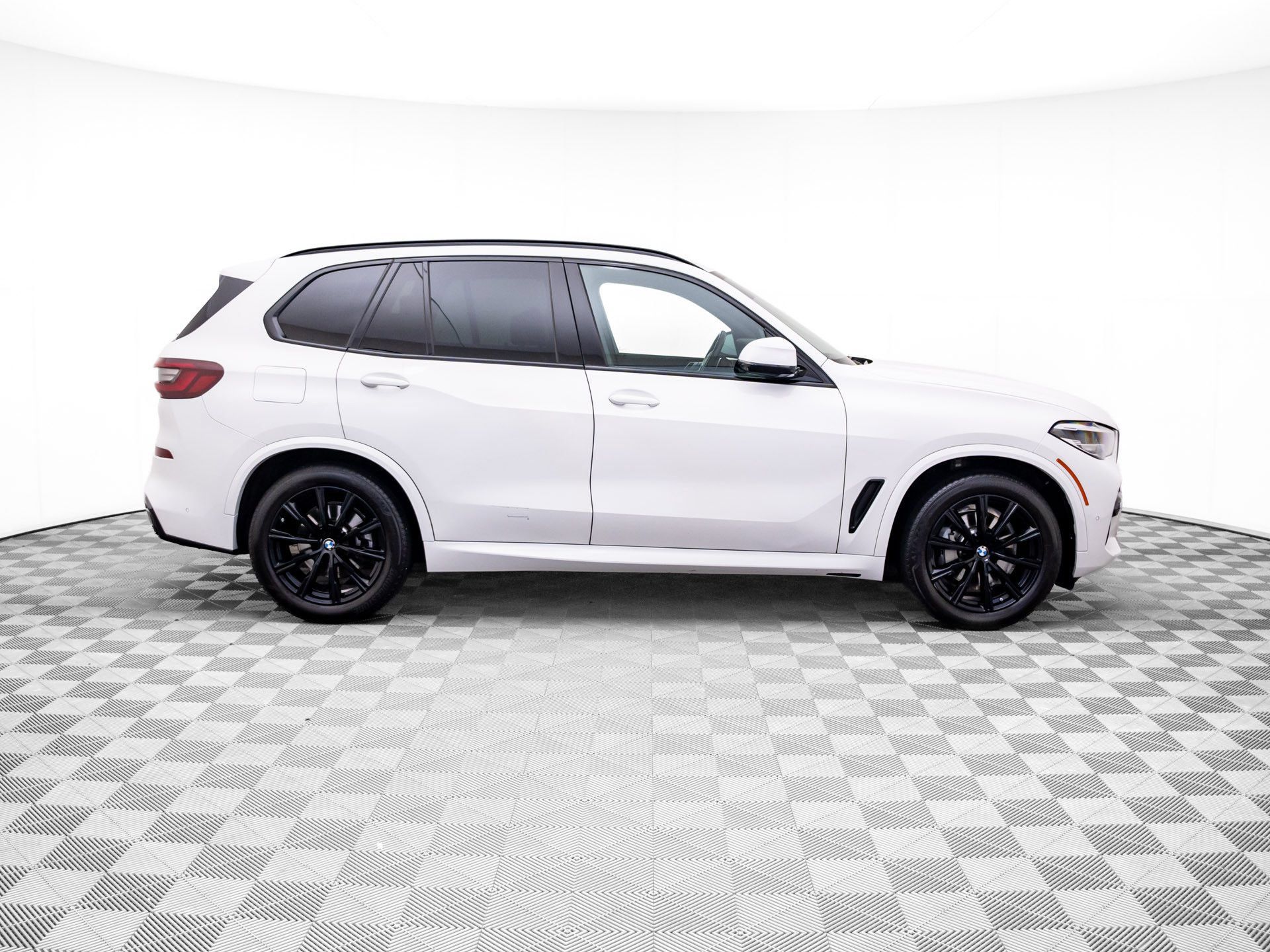 Certified 2022 BMW X5 xDrive40i w/ M Sport Package AWD/4WD image 6